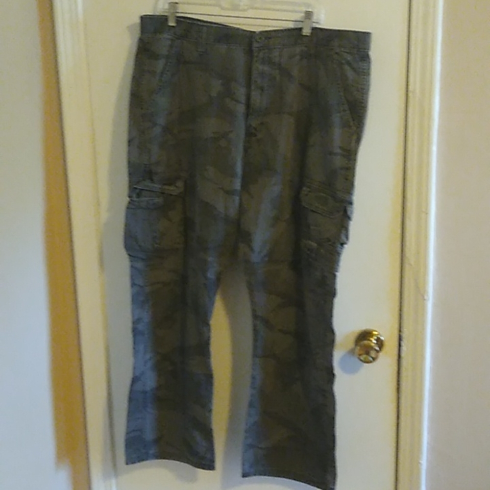 Wrangler cargo camo pants. 40x32
